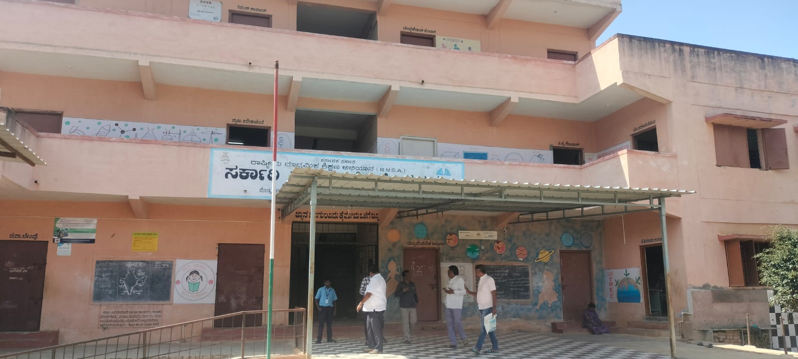 ಶಿಥಿಲಗೊಂಡ ಕಟ್ಟಡ ಹಾಗೂ ಶಿಕ್ಷಕರಿಲ್ಲದ ಪ್ರೌಢ ಶಾಲೆ