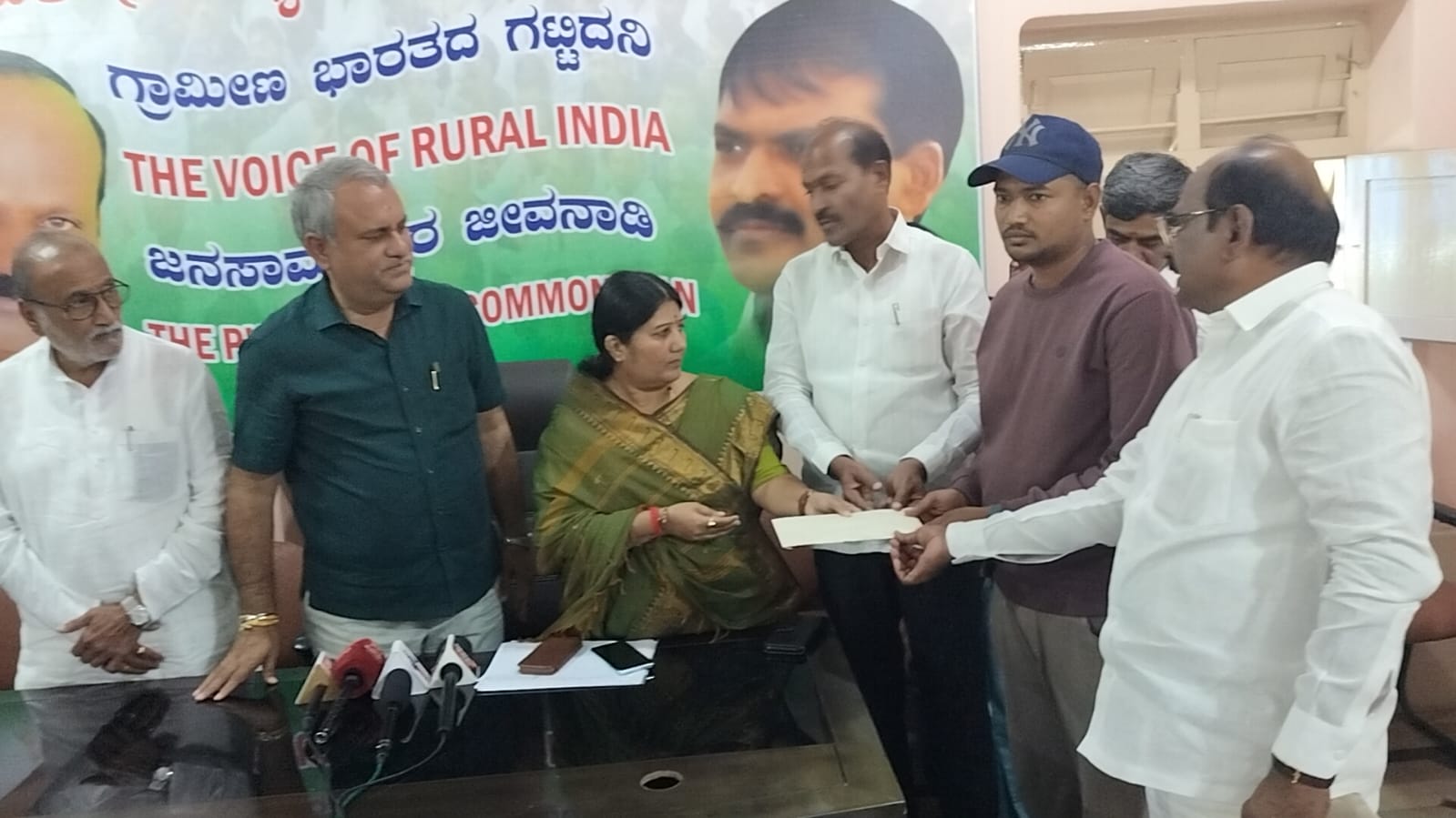 ಬಾಣಂತಿಯರ ಸರಣಿ ಸಾವಿನ ಸಂತ್ರಸ್ತ ಕುಟುಂಬಗಳಿಗೆ ಜೆಡಿಎಸ್ ಪರಿಹಾರ ವಿತರಣೆ