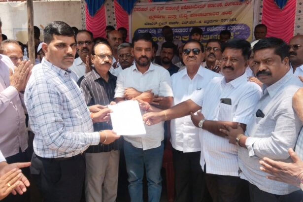 ಅಬಕಾರಿ ನೀತಿ ವಿರೋಧಿಸಿ ಚಿತ್ರದುರ್ಗ ಮದ್ಯ ಮಾರಾಟಗಾರರ ಪ್ರತಿಭಟನೆ