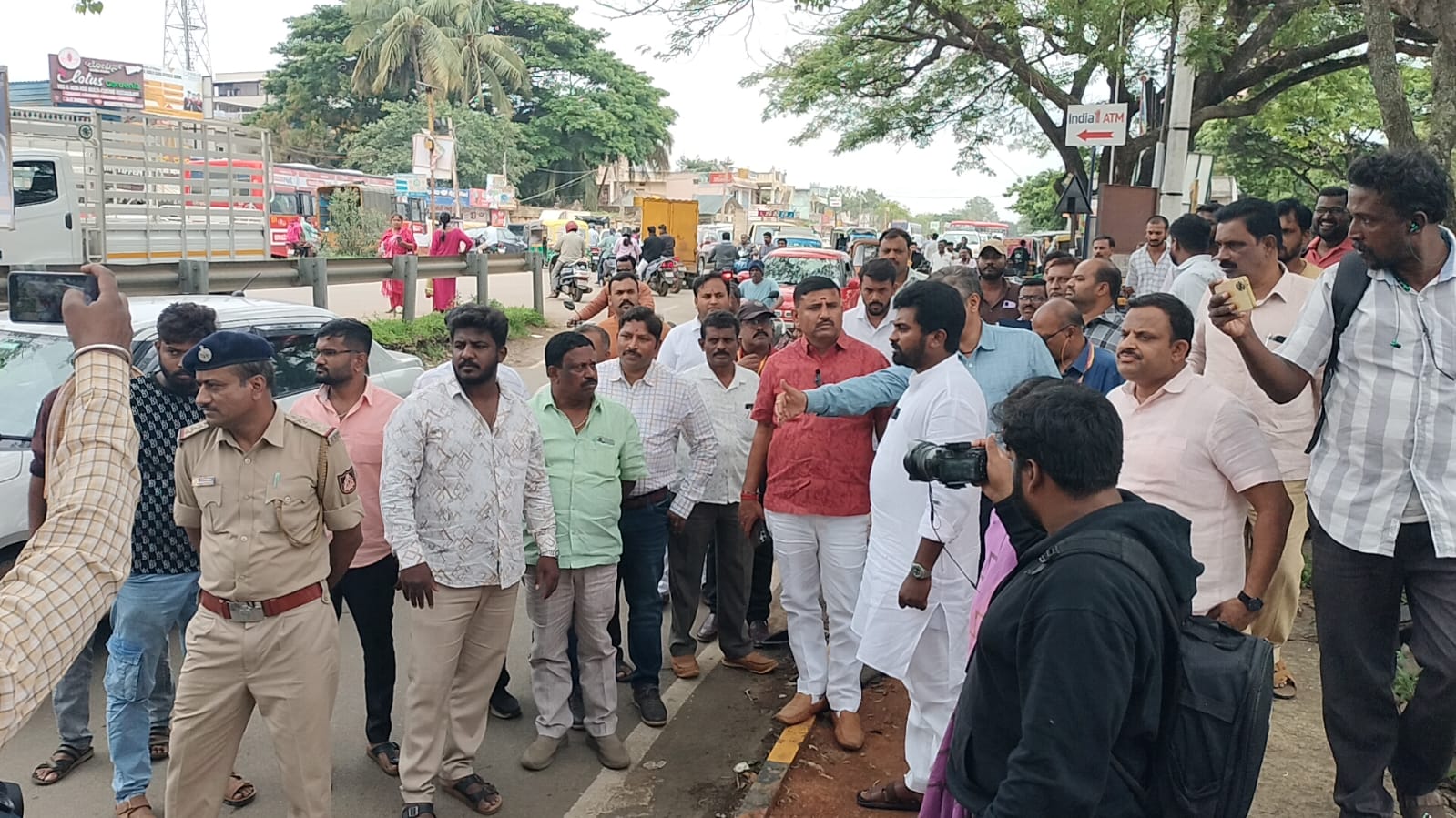 ಕೆಸರು ಗದ್ದೆಯಂತಾದ ರೈಲ್ವೆ ಅಂಡರ್ ಪಾಸ್–ಶಾಸಕರ ಗರಂ
