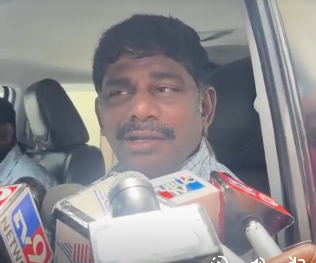 ಹೆಣಗಳು ಬಿದ್ದಿದ್ದರೂ ಆರ್‌ಸಿಬಿ ಆಟಗಾರರ ಜೊತೆ ಸೆಲ್ಫಿ, ಫೋಟೋ ಶೂಟ್‌ ಮಾಡಿ ಎಷ್ಟು ಸರಿ?