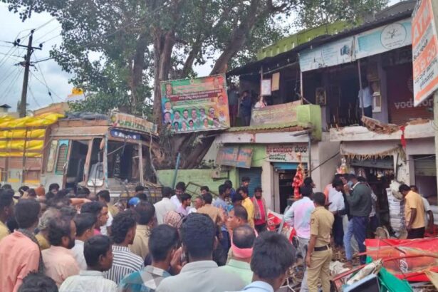 ಅಂಗಡಿಗೆ ನುಗ್ಗಿದ ಲಾರಿ, ಸ್ಥಳದಲ್ಲೇ ಮೂರು ಮಂದಿ ಸಾವು