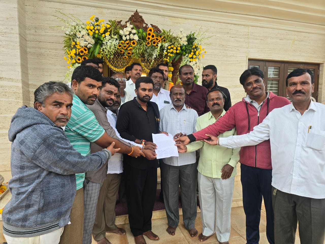 ಒಳ ಮೀಸಲಾತಿ ಜಾರಿಗೆ ಆಗ್ರಹಿಸಿ ಶಾಸಕರ ಭೇಟಿ 