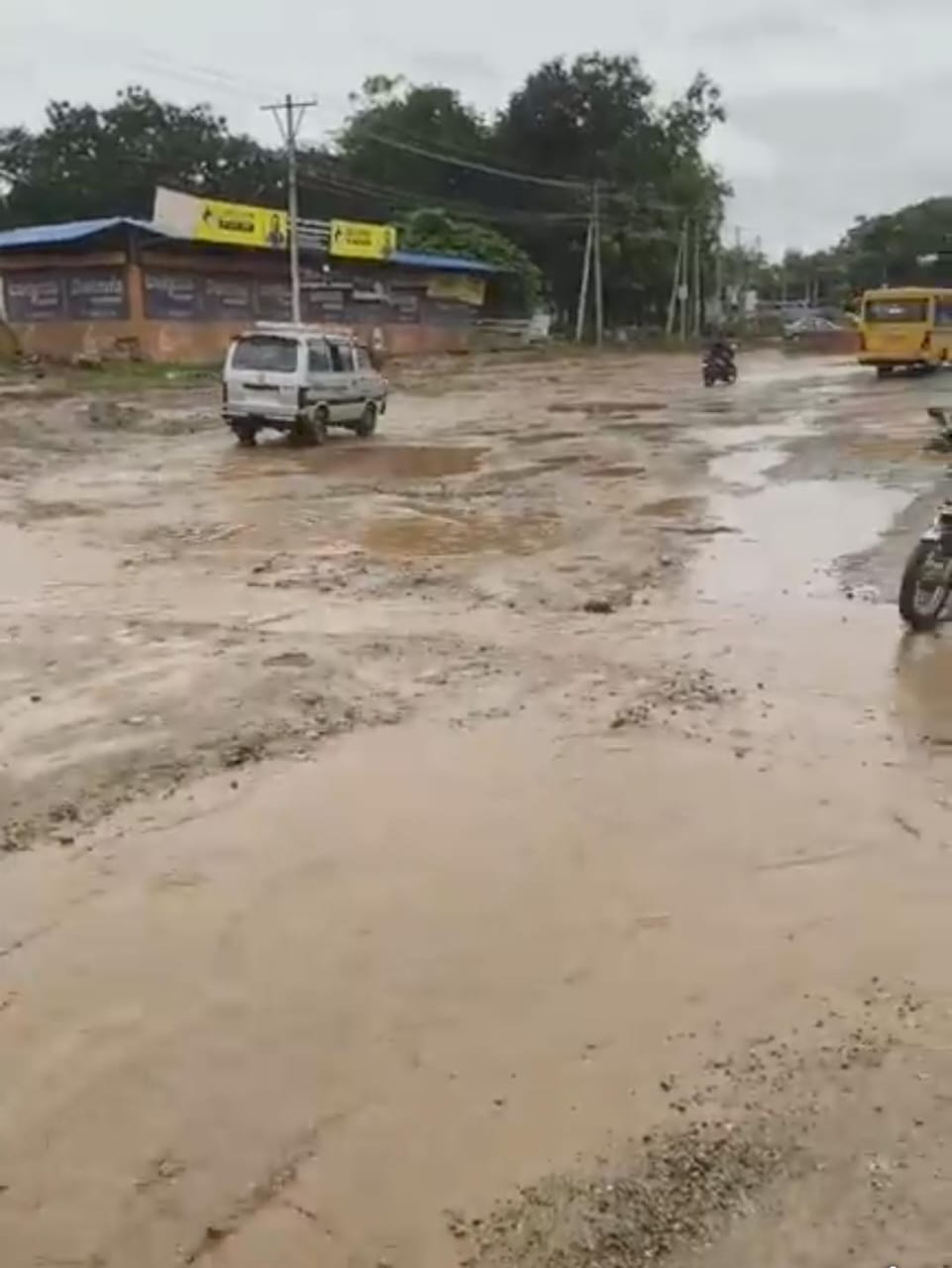 ಪೂರ್ಣಗೊಳ್ಳದ ರಸ್ತೆ ಅಗಲೀಕರಣ, ತಪ್ಪದ ಕಿರಿಕಿರಿ!?