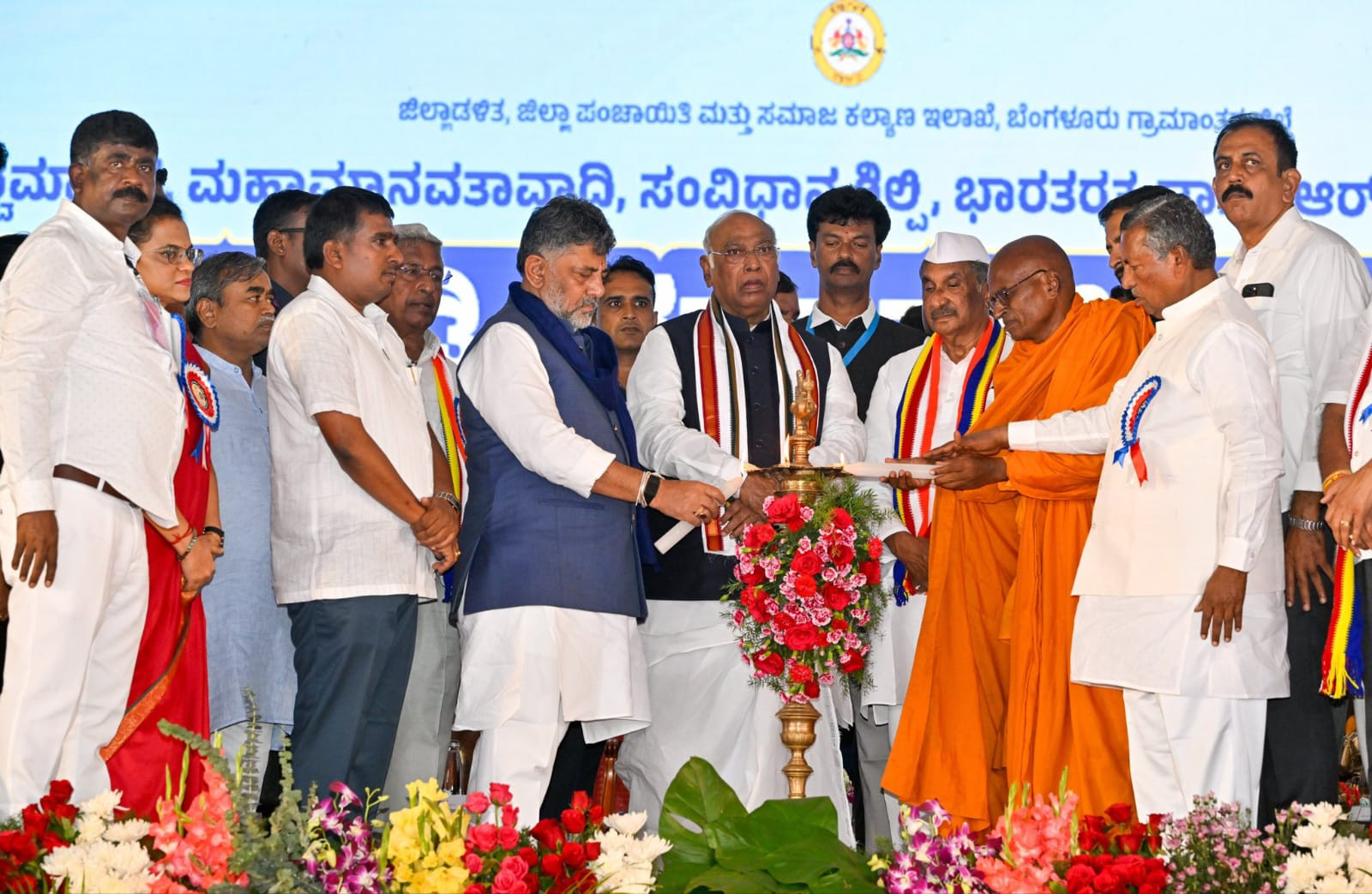 ಅಂಬೇಡ್ಕರ್ ಅವರ 14 ಅಡಿ ಎತ್ತರದ ಕಂಚಿನ ಪ್ರತಿಮೆ ಅನಾವರಣ-ಮುಖ್ಯಮಂತ್ರಿ