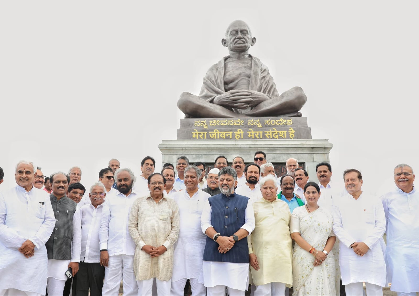 ಗಾಂಧೀಜಿಯವರ ಪ್ರತಿಮೆಗೆ ಪುಷ್ಪನಮನ ಸಲ್ಲಿಸಿದ ಸಿಎಂ ಡಿಕೆಶಿ