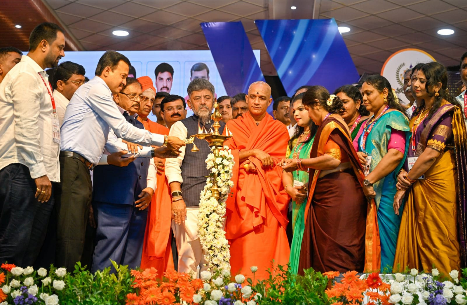 ಸರ್ಕಾರಿ ನೌಕರರ ನಿಷ್ಠೆ, ಪ್ರಾಮಾಣಿಕತೆ ಶ್ಲಾಘನೀಯ-ಸಿಎಂ ಡಿ.ಕೆ.ಶಿ ಪ್ರಶಂಸೆ