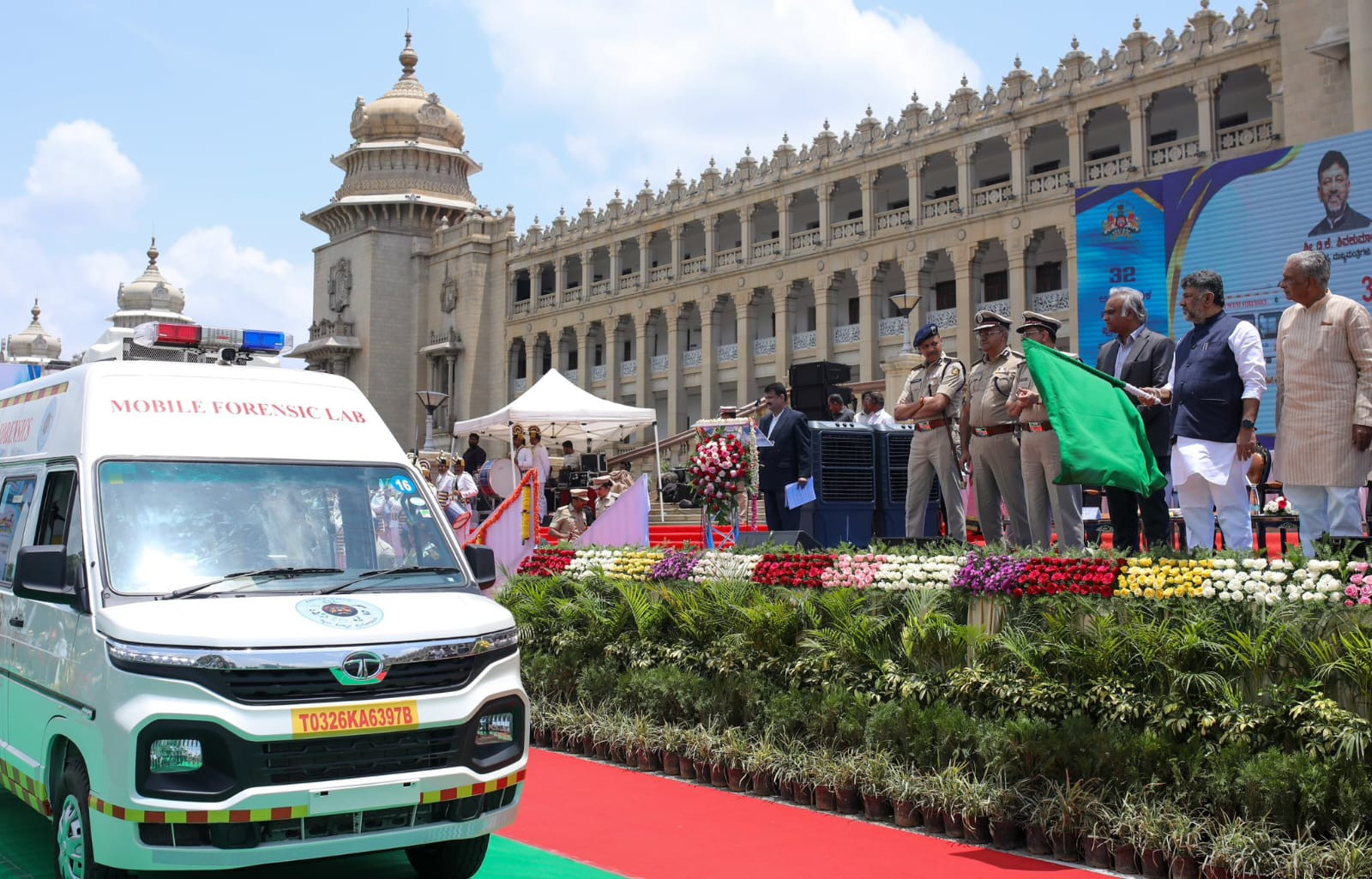 ಅತ್ಯಾಧುನಿಕ ಮೊಬೈಲ್ ಫೊರೆನ್ಸಿಕ್ ವ್ಯಾನ್‌ಗಳಿಗೆ ಚಾಲನೆ ನೀಡಿದ ಸಿಎಂ