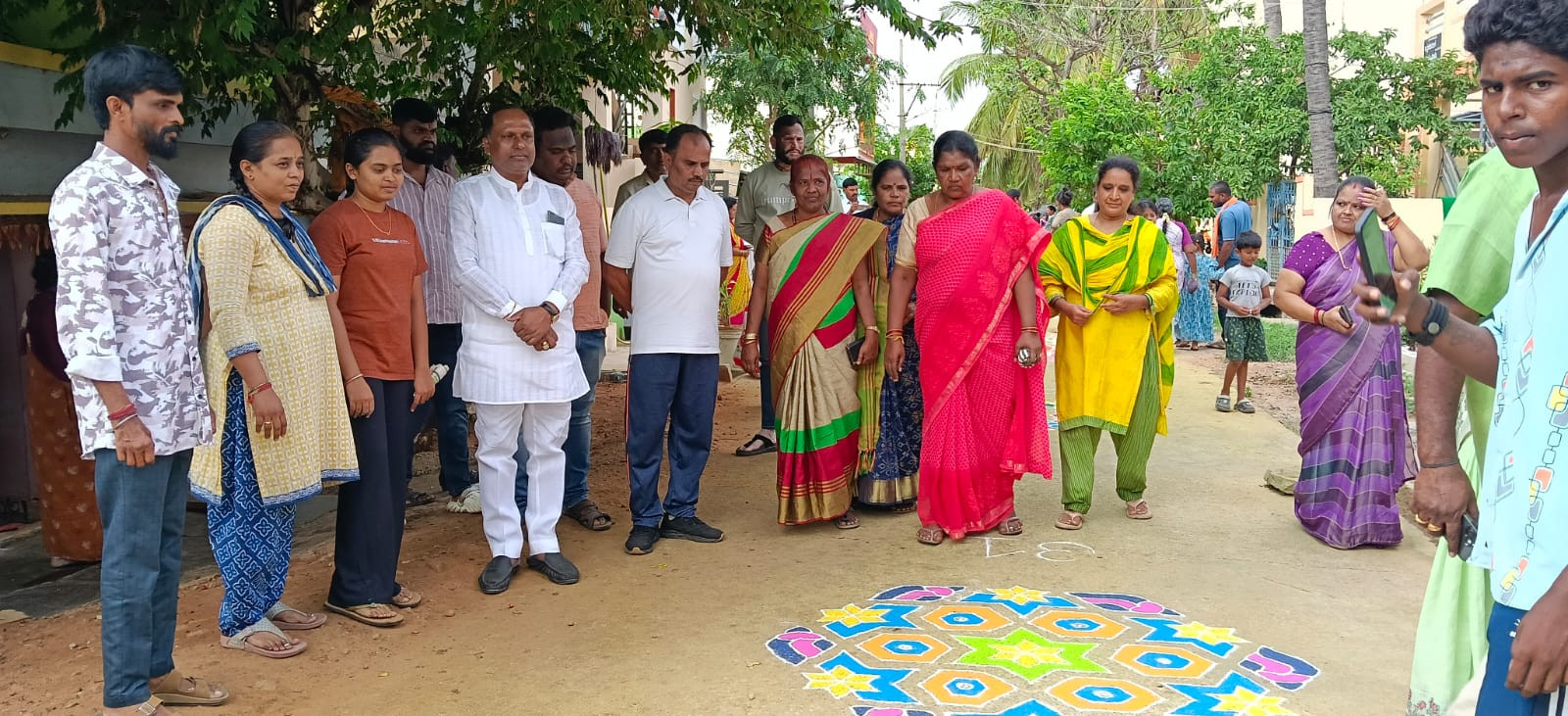 ಹಿರಿಯೂರಿನಲ್ಲಿ ಆಷಾಢದ ಸಡಗರ: ಮಹಿಳೆಯರಿಗಾಗಿ ಆಕರ್ಷಕ ರಂಗೋಲಿ ಸ್ಪರ್ಧೆ ಆಯೋಜನೆ