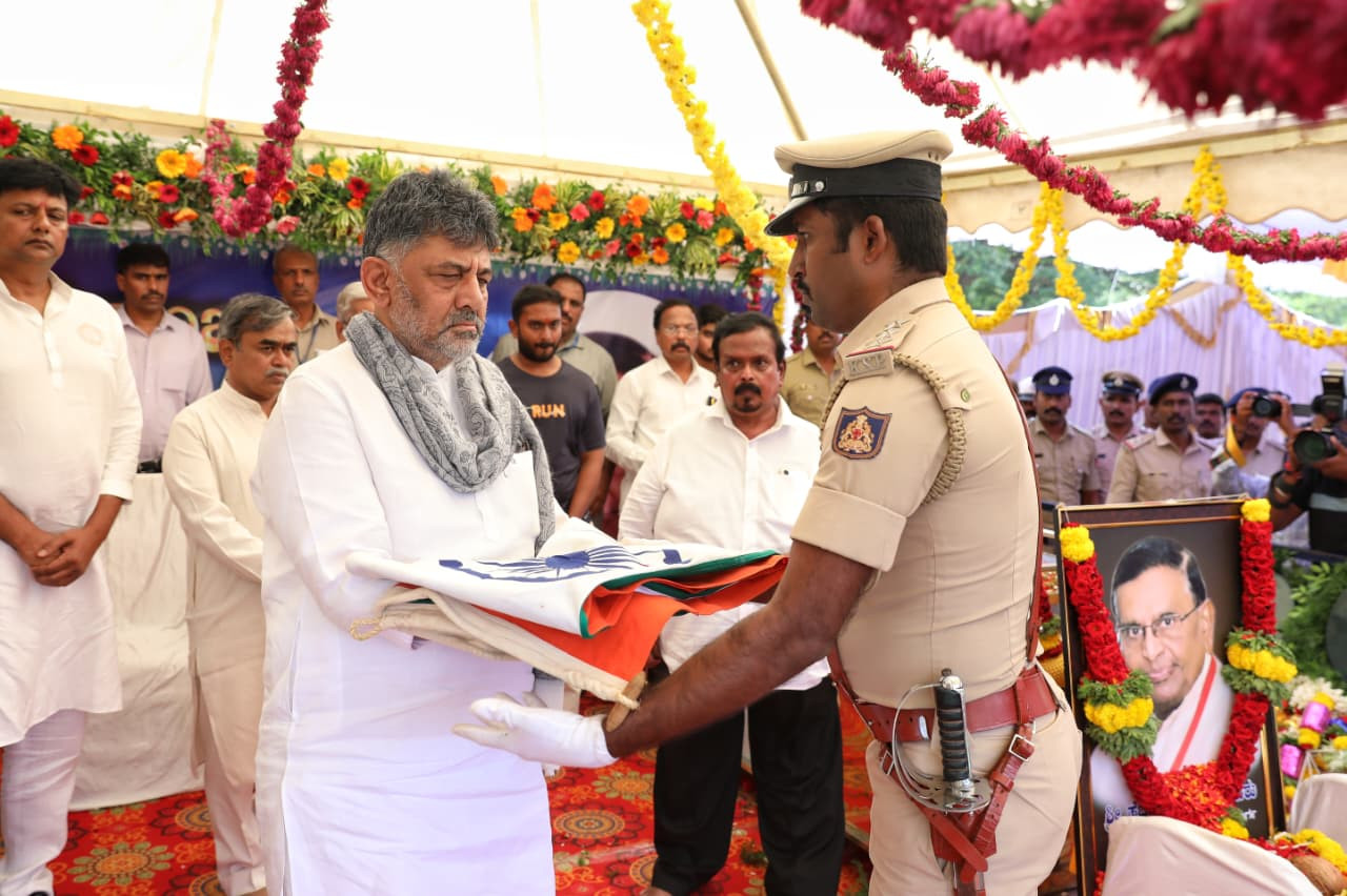 ಸರ್ಕಾರಿ ಗೌರವದೊಂದಿಗೆ ಅಂತ್ಯಕ್ರಿಯೆ