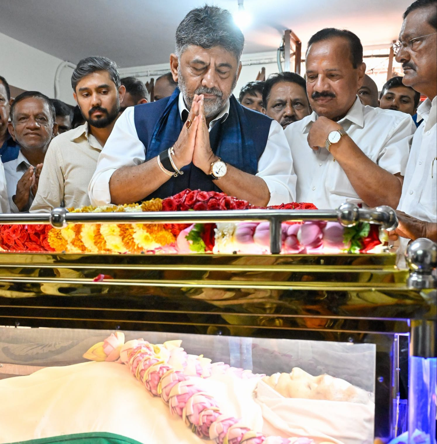 ರಾಮಚಂದ್ರಗೌಡರ ನಿಧನಕ್ಕೆ ಸಿಎಂ ಶಿವಕುಮಾರ್ ಕಂಬನಿ: ಅಂತಿಮ ದರ್ಶನ ಪಡೆದು ಗೌರವ ನಮನ​