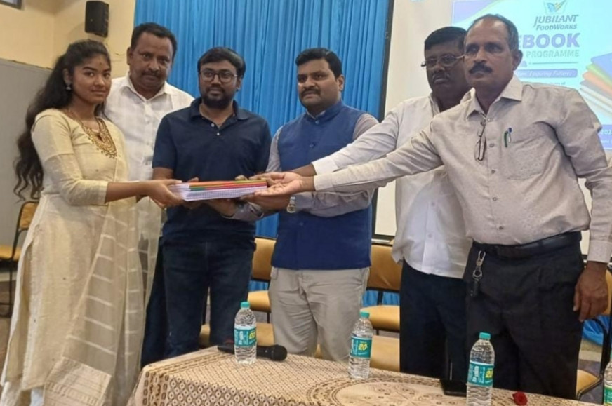 ವಿದ್ಯಾರ್ಥಿಗಳಿಗೆ ಉಚಿತ ನೋಟ್ ಮತ್ತು ಪಠ್ಯಪುಸ್ತಕ ವಿತರಣೆ