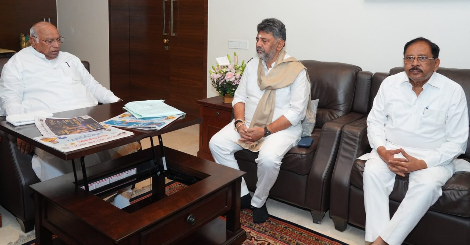 ಖರ್ಗೆ ಅವರನ್ನು ಭೇಟಿಯಾಗಿ ಸಮಾಲೋಚನೆ ನಡೆಸಿದ ಡಿಕೆಶಿ, ಪರಮೇಶ್ವರ್