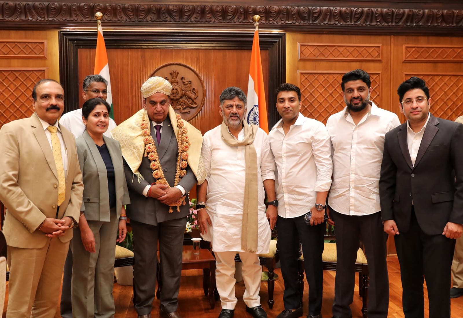ಸಿಎಂ ಡಿ.ಕೆ.ಶಿ ಅವರನ್ನು ಭೇಟಿ ಮಾಡಿದ ಮಾಜಿ ಕೇಂದ್ರ ಸಚಿವ ಡಾ. ಸಮುದ್ರಾಲ ವೇಣುಗೋಪಾಲ್ ಚಾರಿ!