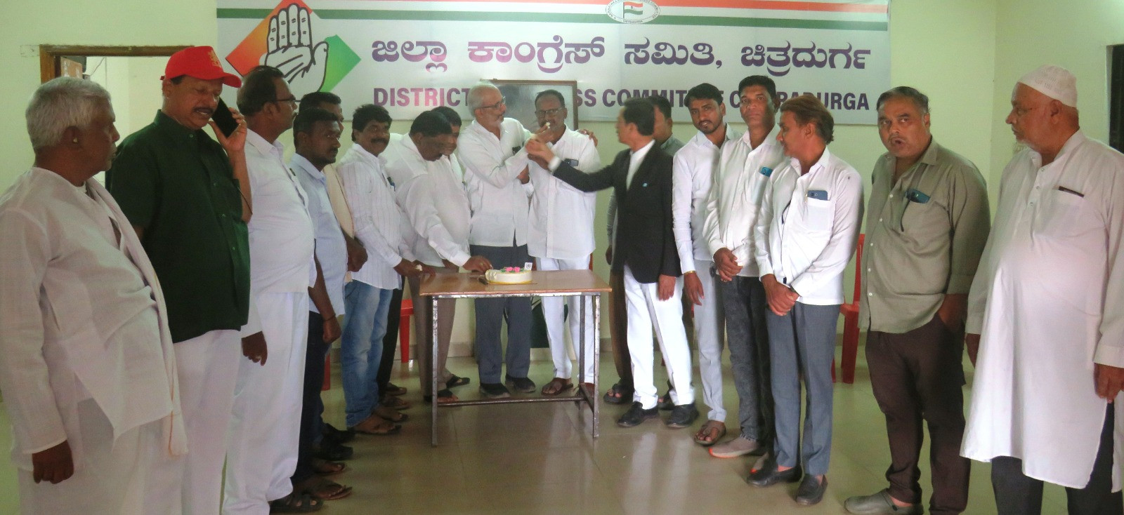 ಮಲ್ಲಿಕಾರ್ಜುನ ಖರ್ಗೆರವರ ಜನ್ಮದಿನದ ಅಂಗವಾಗಿ ಕೇಕ್ ಕತ್ತರಿಸಿ ಸಂಭ್ರಮ