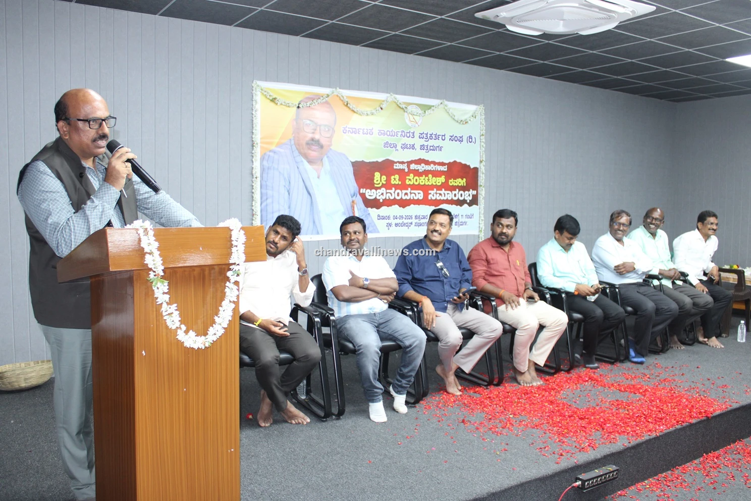 ದಕ್ಷ, ಪ್ರಮಾಣಿಕ ನಿರ್ಗಮಿತ ಜಿಲ್ಲಾಧಿಕಾರಿ ಟಿ. ವೆಂಕಟೇಶ್ ಅವರಿಗೆ ಆತ್ಮೀಯ ಅಭಿನಂದನೆ ಸಲ್ಲಿಸಿದ ಪರ್ತಕರ್ತರು