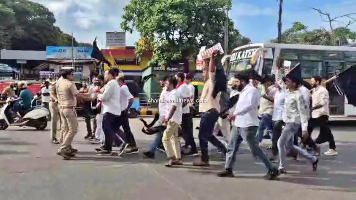 ಸಚಿವ ಸಂಪುಟ ಸಭೆ ಕಾವೇರಿಸಿದ ಪ್ರತಿಭಟನೆ, ಕಪ್ಪುಬಟ್ಟೆ ಪ್ರದರ್ಶನ: ಎಸ್‌ಡಿಪಿಐ ಹಾಗೂ ಸಿಪಿಐಎಂ ಮುಖಂಡರ ಬಂಧನ