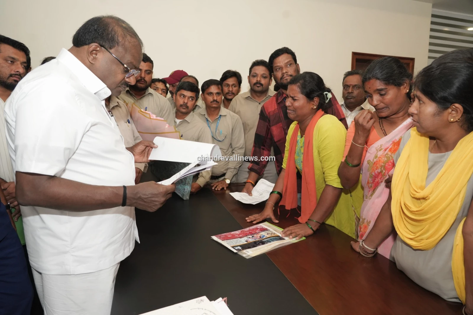 ಜೆಪಿ ಭವನದಲ್ಲಿ ಜನರಿಂದ ಅಹವಾಲು ಸ್ವೀಕರಿಸಿದ ಕೇಂದ್ರ ಸಚಿವ ಎಚ್.ಡಿ. ಕುಮಾರಸ್ವಾಮಿ