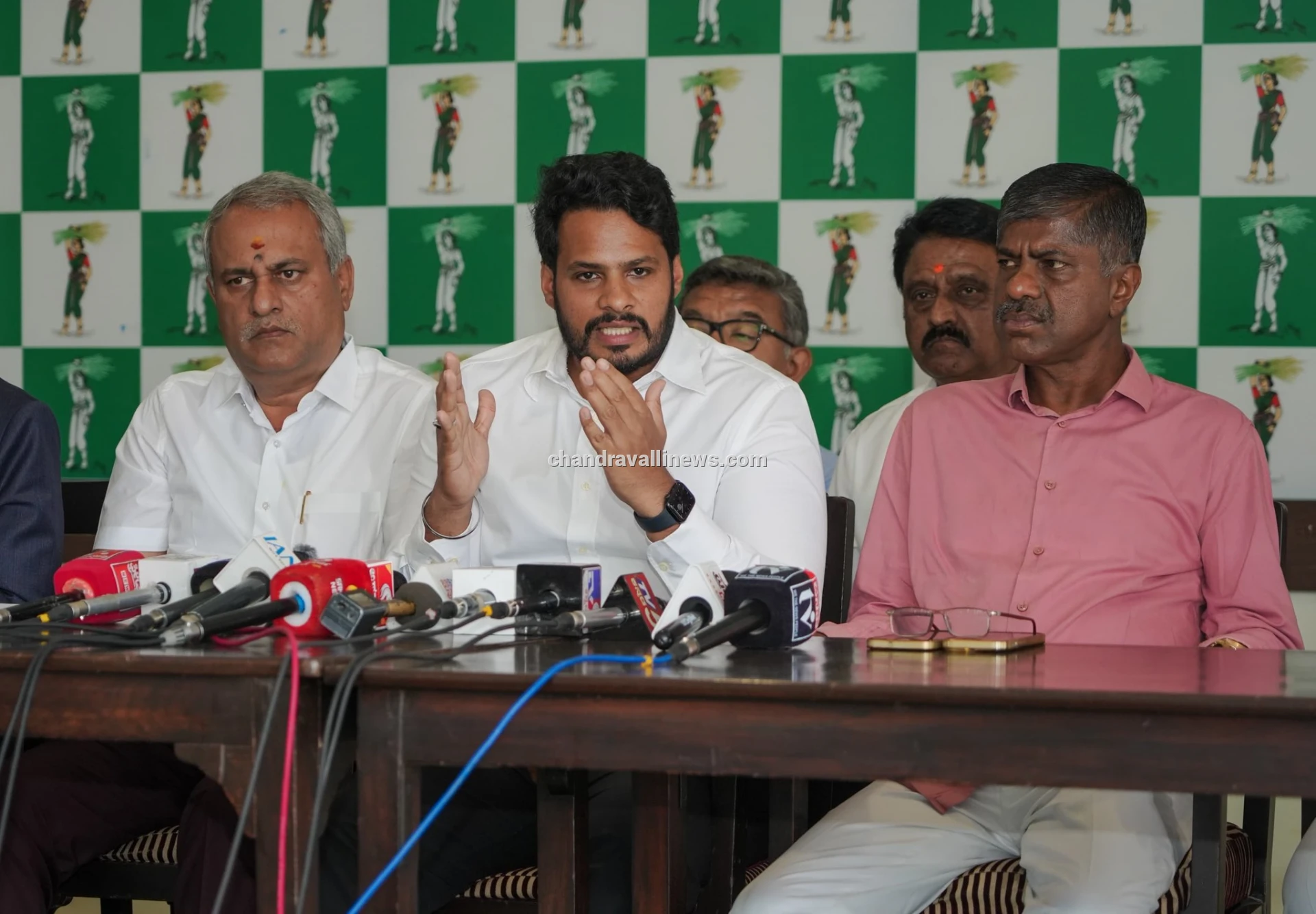 ರೈತರ ಸಾಲದ ಸುಳಿಗೆ ಪರಿಹಾರ: ಎಕರೆಗೆ ₹25,000 ಬೆಳೆ ಪರಿಹಾರ ಘೋಷಿಸಲು ನಿಖಿಲ್ ಕುಮಾರಸ್ವಾಮಿ ಆಗ್ರಹ