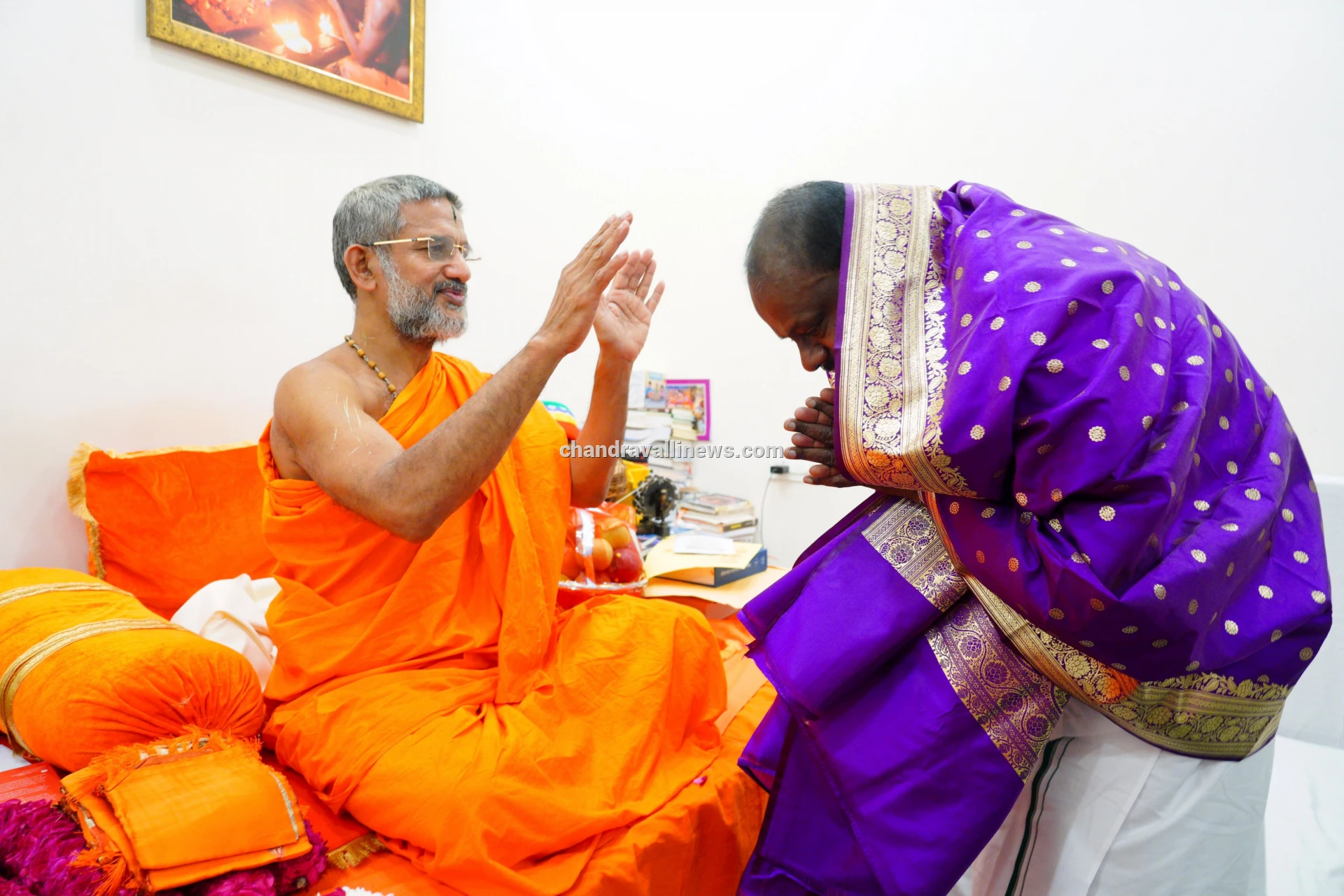 ಕೇಂದ್ರ ಸಚಿವ ಹೆಚ್.ಡಿ. ಕುಮಾರಸ್ವಾಮಿ ದೆಹಲಿಯಲ್ಲಿ ಪೇಜಾವರ ಶ್ರೀಗಳ ಭೇಟಿ: ಶ್ರೀ ವಿಶ್ವಪ್ರಸನ್ನ ತೀರ್ಥರ ಆಶೀರ್ವಾದ ಪಡೆದ ದಿವ್ಯಕ್ಷಣ
