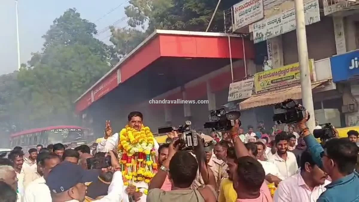 ಬರ ಪಟ್ಟಿ ಸೇರ್ಪಡೆ ಸಂಭ್ರಮ: ಶಾಸಕ ಬಿ.ದೇವೇಂದ್ರಪ್ಪ ಮೆರವಣಿಗೆ, ವಿಪಕ್ಷಗಳ ವಿರುದ್ಧ ಎಚ್ಚರಿಕೆ!