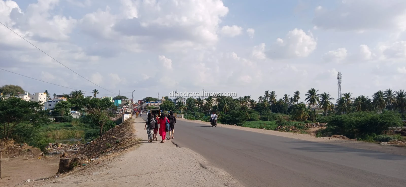 ವೇದಾವತಿ ಸೇತುವೆಗೆ ಕೂಡಲೇ ತಡೆಗೋಡೆ ನಿರ್ಮಾಣ ಮಾಡಿ - ಸಾರ್ವಜನಿಕರ ಒತ್ತಾಯ