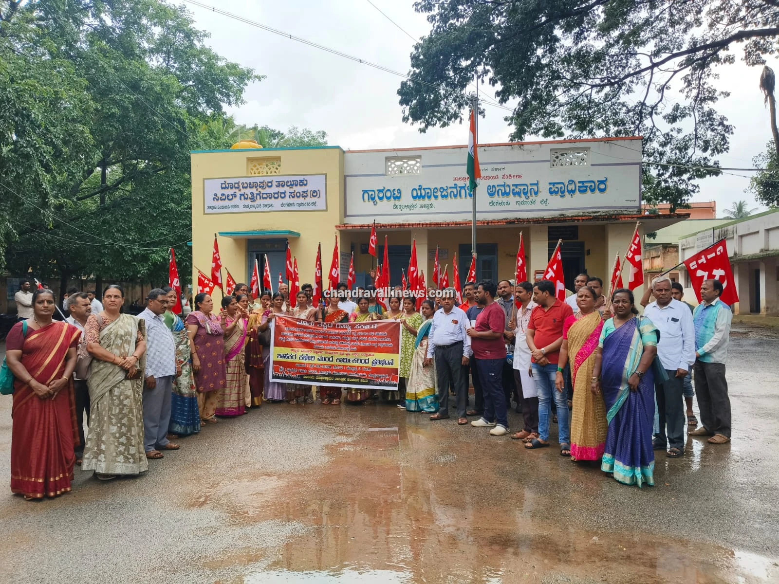 ಕಾರ್ಮಿಕರ ಕನಿಷ್ಠ ವೇತನ ಜಾರಿ ಗೊಳಿಸುವಂತೆ ಆಗ್ರಹಿಸಿ ಸಿಯುಟಿಯು ಶಾಸಕರ ಕಛೇರಿ ಮುಂದೆ ಪ್ರತಿಭಟನೆ