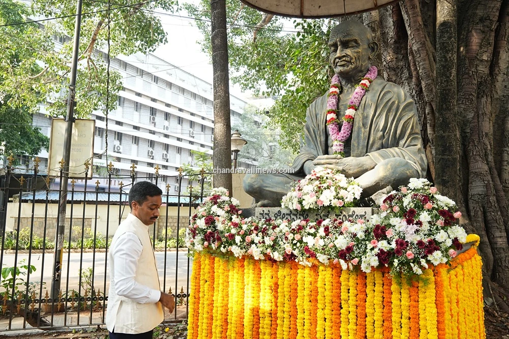 ಗಾಂಧಿ ಜಯಂತಿ ಆಚರಣೆ - ಆಯುಕ್ತ ಎಂ.ಎನ್. ಅನುಚೇತ್ ಅವರಿಂದ ಮಾಲಾರ್ಪಣೆ