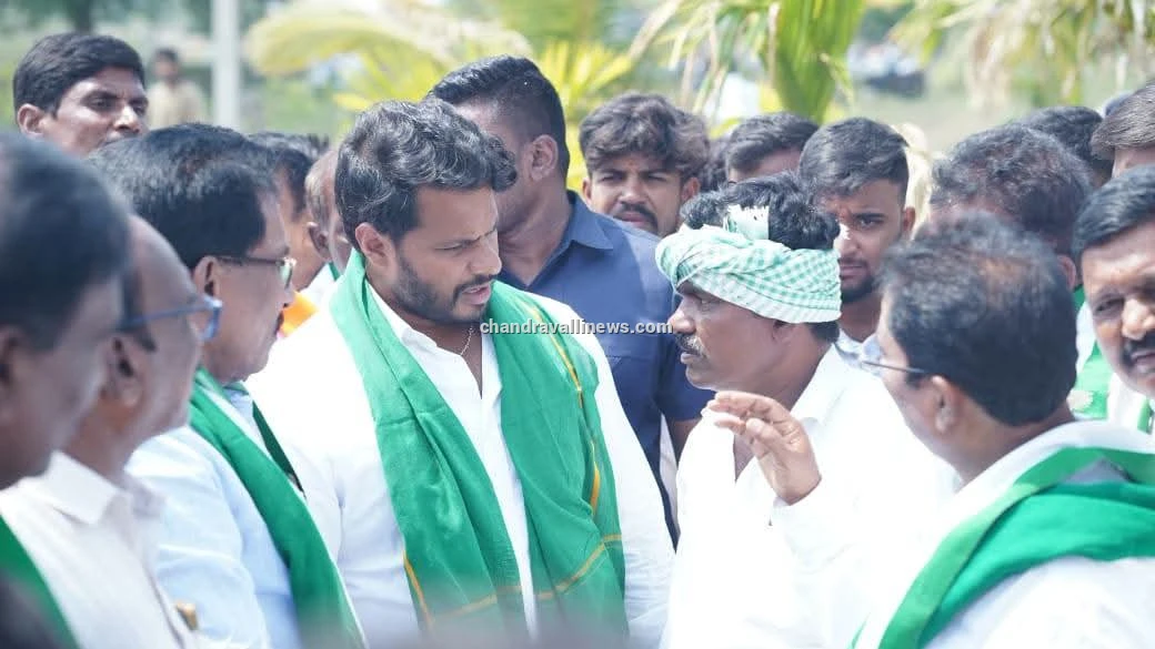 ಹಿರಿಯೂರಿನಲ್ಲಿ ಬಿರುಬಿಸಿಲನ್ನೂ ಲೆಕ್ಕಿಸದೆ ಹೆಜ್ಜೆ ಹಾಕಿದ ಅನ್ನದಾತರು!
