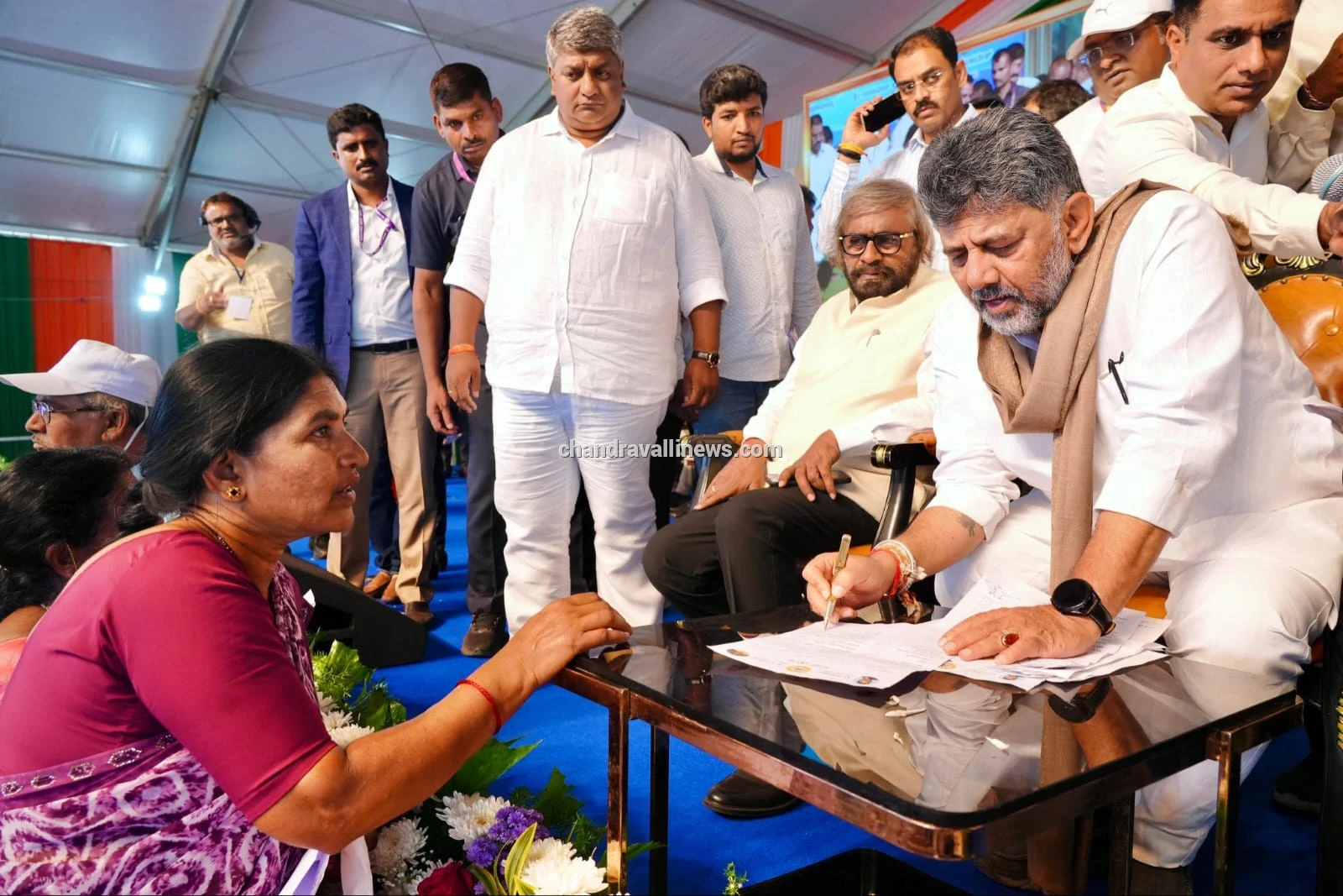 ಜನರ ಮನೆ ಬಾಗಿಲಿಗೆ ಬಂತು ಸರ್ಕಾರ: ಡಿ.ಕೆ. ಶಿವಕುಮಾರ್‌ರಿಂದ ಅಹವಾಲು ಸ್ವೀಕಾರ