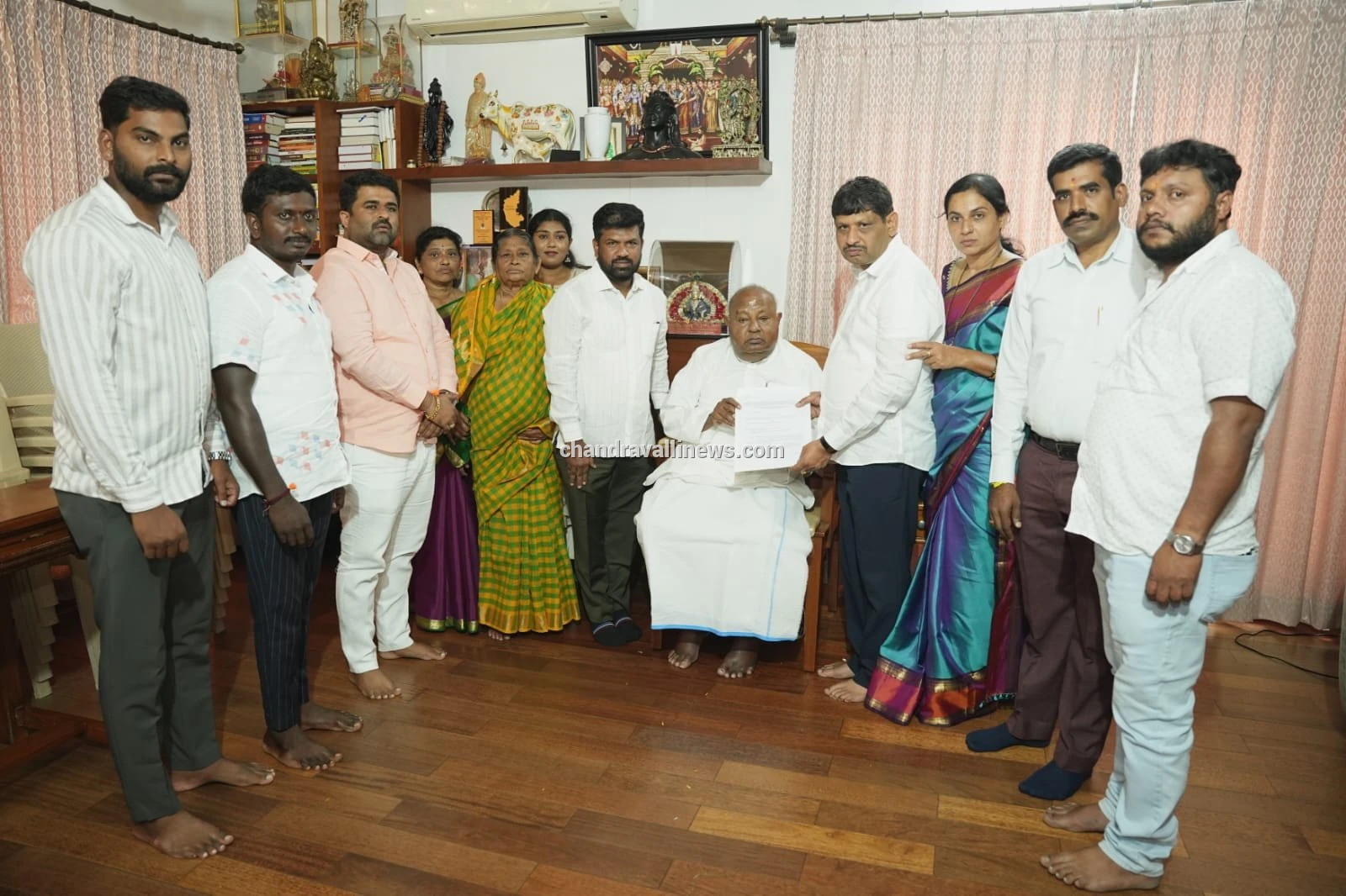 ಎನ್‌ಡಿಎ ಅಭ್ಯರ್ಥಿ ಎ.ಪಿ ರಂಗನಾಥ್‌ಗೆ 'ಬಿ-ಫಾರಂ' ಹಸ್ತಾಂತರಿಸಿ ಶುಭಕೋರಿದ ಹೆಚ್.ಡಿ. ದೇವೇಗೌಡ 