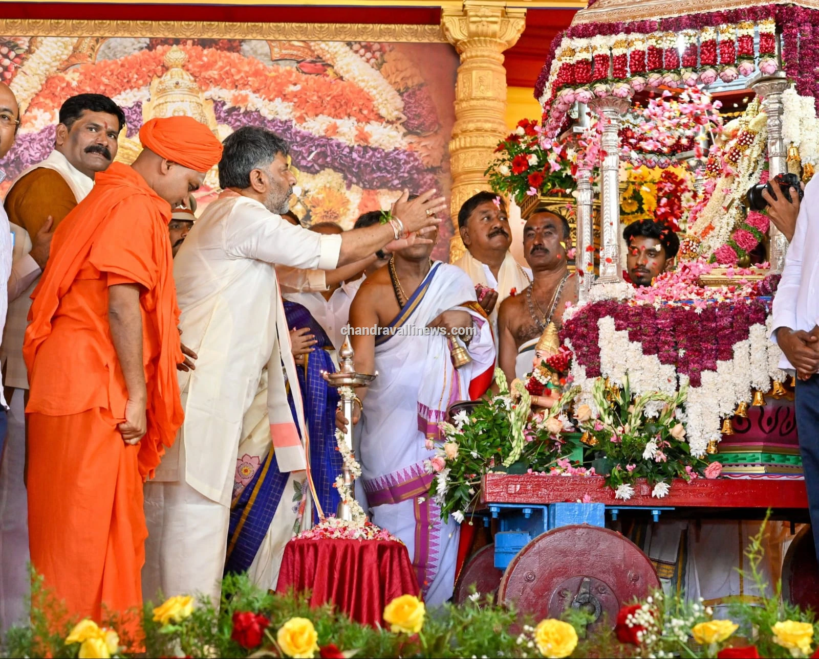 ವಿಶ್ವವಿಖ್ಯಾತ ಮೈಸೂರು ದಸರಾ 2026ಕ್ಕೆ ವೈಭವೋಪೇತ ಚಾಲನೆ: ಗವಿಸಿದ್ದೇಶ್ವರ ಸ್ವಾಮೀಜಿ
