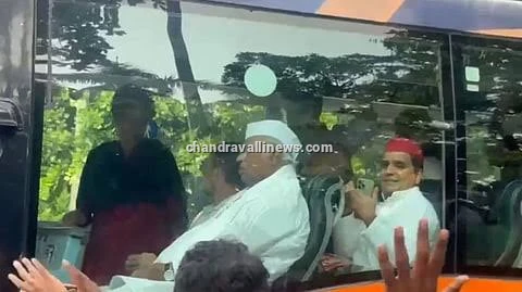 'ಇಂಡಿಯಾ' ಮೈತ್ರಿಕೂಟದ ಬೃಹತ್ ಪ್ರತಿಭಟನಾ ಮೆರವಣಿಗೆ: ಪ್ರಜಾಪ್ರಭುತ್ವ ರಕ್ಷಣೆಗೆ ಆಗ್ರಹ