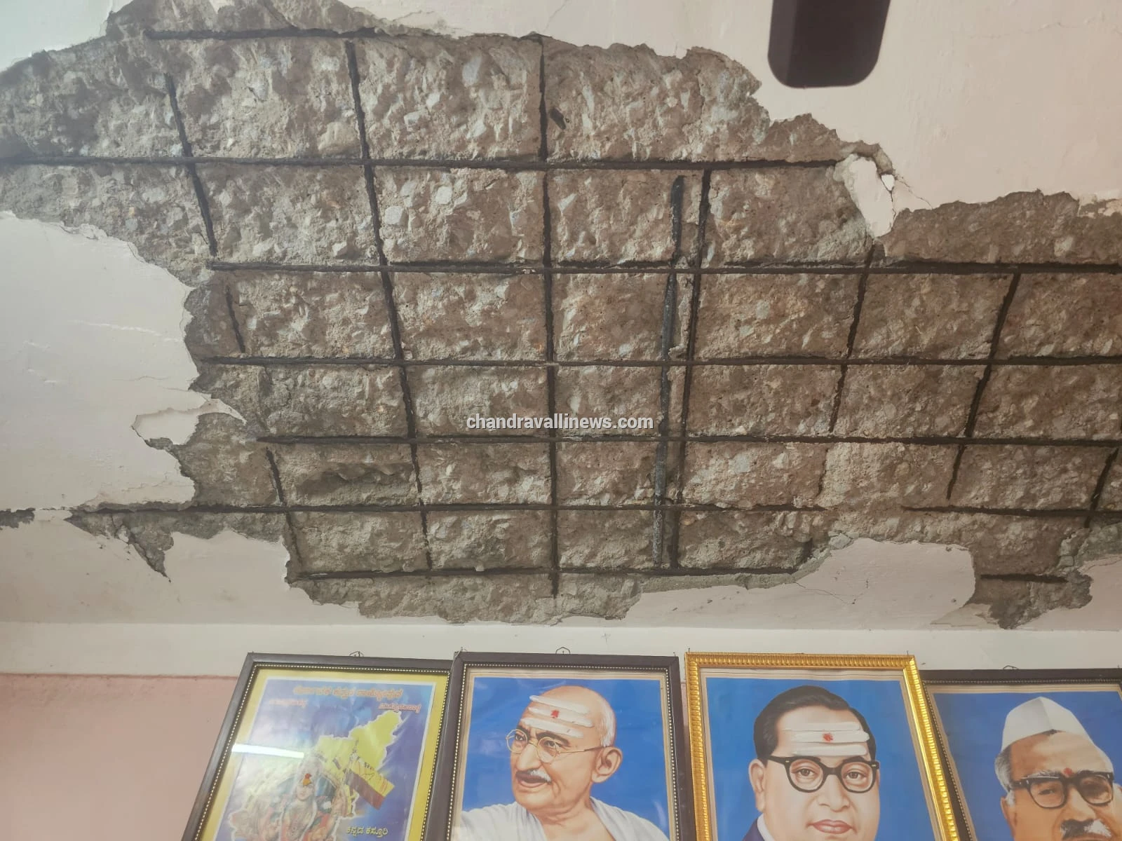 ದೇಶದ ಮಹಾನ್ ನಾಯಕರ ಭಾವಚಿತ್ರದ ಅಡಿಯಲ್ಲೇ ಜೀವಭಯದಲ್ಲಿ ಕಲಿಯುತ್ತಿರುವ ಭವಿಷ್ಯದ ಮಕ್ಕಳು!