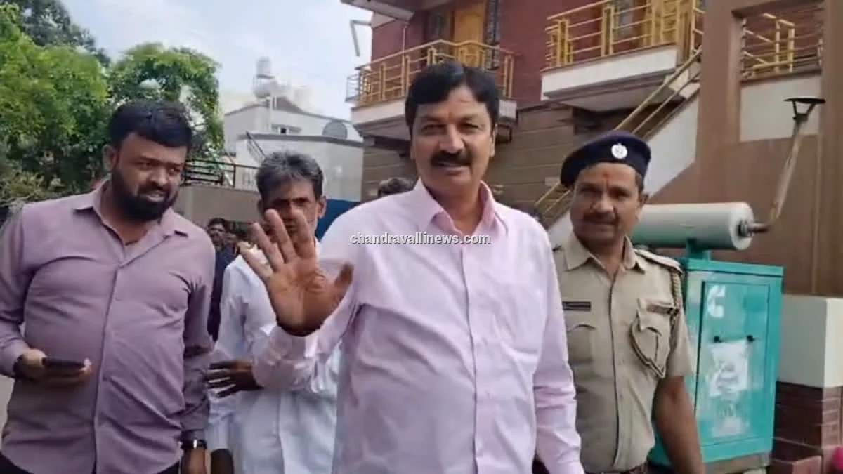 ಅಚ್ಚರಿಯ ರಾಜಕೀಯ ಬೆಳವಣಿಗೆ: ಸಿದ್ದರಾಮಯ್ಯರನ್ನು ಭೇಟಿಯಾದ ಬಿಜೆಪಿ ಶಾಸಕ ರಮೇಶ್ ಜಾರಕಿಹೊಳಿ