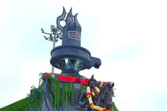 ಕೋಟೆನಾಡಿನ ಹಿಂದೂ ಮಹಾ ಗಣಪತಿ ಉತ್ಸವದ ಅಂಗವಾಗಿ ರಾಜ ವೀರ ಮದಕರಿನಾಯಕ ಪ್ರತಿಮೆ ಯನ್ನು ಕೈಲಾಸ ಪರ್ವತದ ಅಲಂಕಾರ ಮಾಡಿರುವುದು