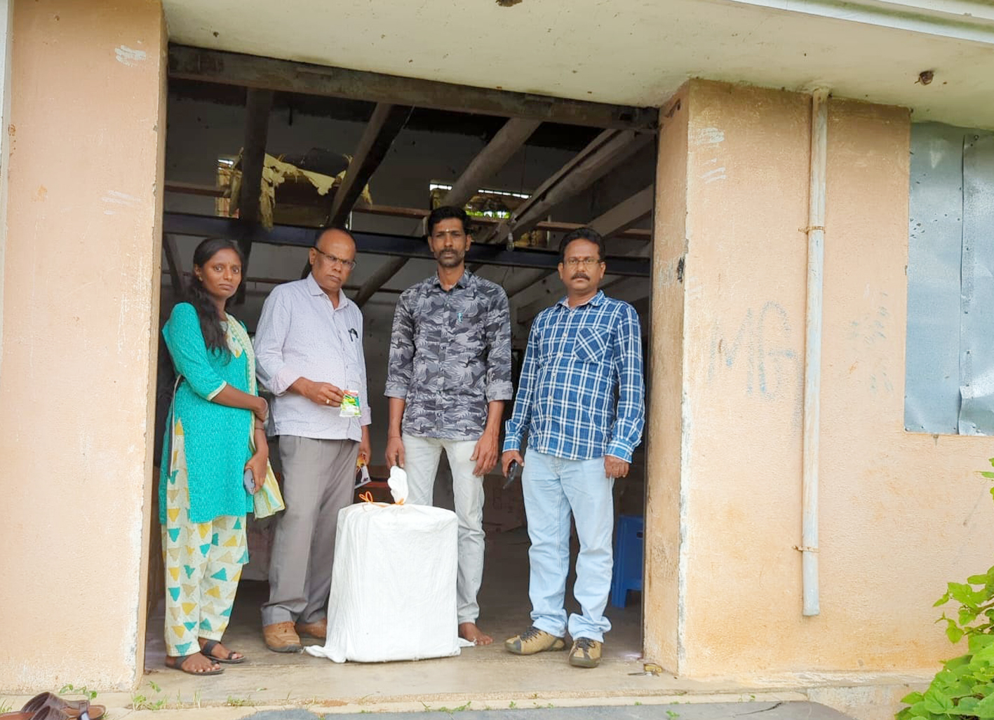 ಕೃಷಿ ಅಧಿಕಾರಿಗಳ ದಾಳಿ: ಪರವಾನಗಿ ಇಲ್ಲದ ಕೀಟನಾಶಕ ವಶ