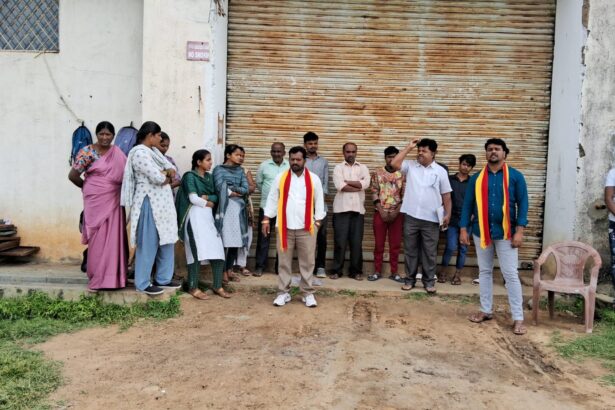 ಸಂಬಳ ಕೊಡಲು ವಿಳಂಬ ನೀತಿ ಅನುಸರಿಸಿದ ಜೀನ್ಸ್ ಕಾರ್ಖಾನೆ ವಿರುದ್ಧ ಪ್ರತಿಭಟನೆ