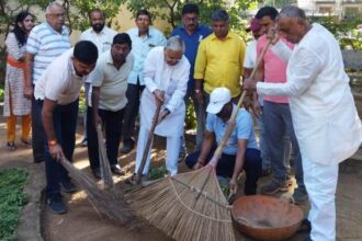 ಪರಿಕೆ ಹಿಡಿದು ಕಸ ಗುಡಿಸಿದ ಸಂಸದ ಕಾರಜೋಳ, ಮಾಜಿ ಶಾಸಕ ತಿಪ್ಪಾರೆಡ್ಡಿ!!!