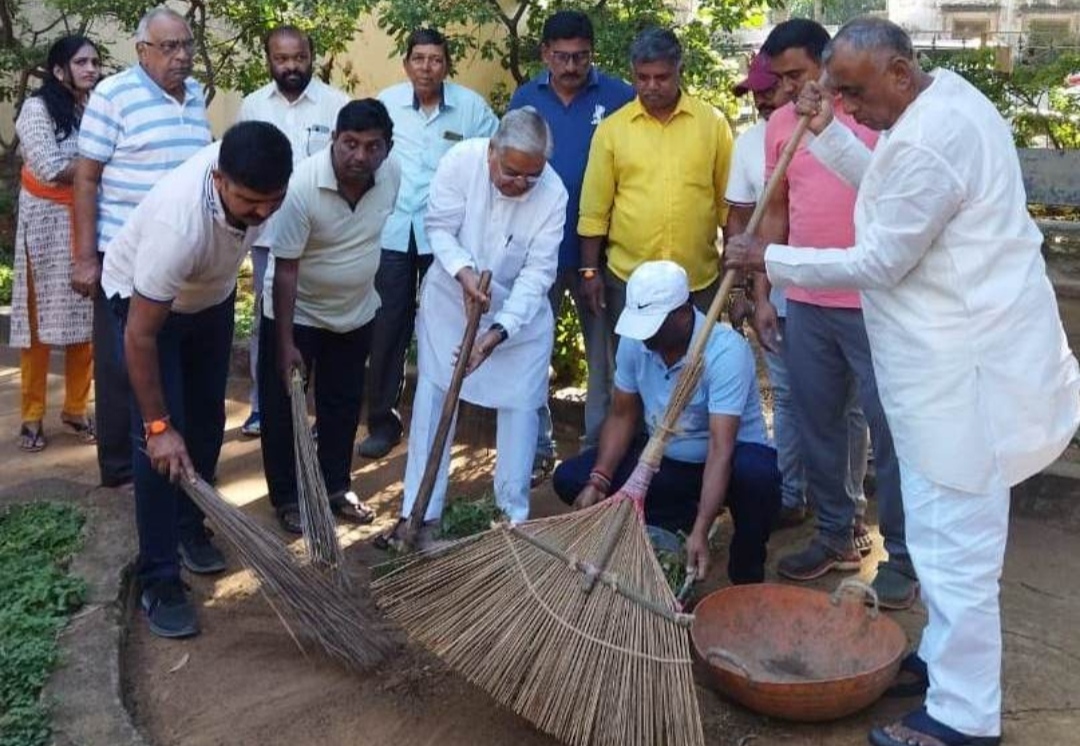 ಪರಿಕೆ ಹಿಡಿದು ಕಸ ಗುಡಿಸಿದ ಸಂಸದ ಕಾರಜೋಳ, ಮಾಜಿ ಶಾಸಕ ತಿಪ್ಪಾರೆಡ್ಡಿ!!!