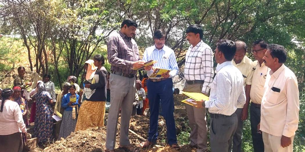 ನರೇಗಾ ಕೂಲಿ ಕಾರ್ಮಿಕರೊಂದಿಗೆ ಜಿ.ಪಂ ಸಿಇಒ ಚರ್ಚೆ