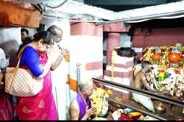 ಶ್ರೀಹಾಸನಾಂಬೆ ದರ್ಶನ ಪಡೆದ ಕೇಂದ್ರ ಸಚಿವ ಕುಮಾರಸ್ವಾಮಿ ಮತ್ತು ಅವರ ಕುಟುಂಬ