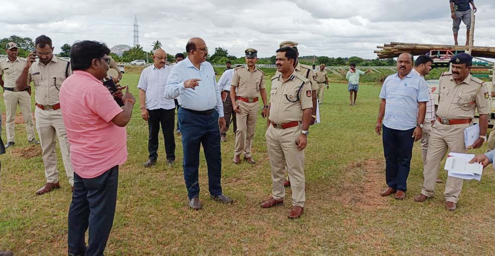 ಶಾಸಕ ರಘುಮೂರ್ತಿಯವರ ಪುತ್ರಿ ವಿವಾಹಕ್ಕೆ ಸಿಎಂ ಆಗಮನ, ಜಿಲ್ಲಾಧಿಕಾರಿ ಐಜಿಪಿ ಸ್ಥಳ ಪರಿಶೀಲನೆ