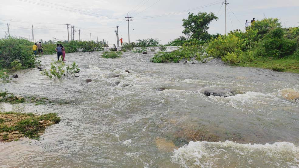 50 ವರ್ಷಗಳ ನಂತರ ಕೋಡಿ ಬಿದ್ದ ಹುಲಿಕೆರೆಯ ಕೆರೆ