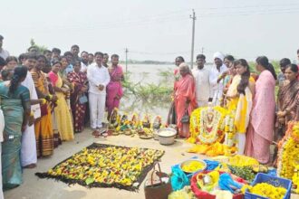 ಕರೇಕಲ್‌ಕೆರೆ ಭರ್ತಿ ಶಾಸಕ ರಘುಮೂರ್ತಿ ಬಾಗಿನ ಅರ್ಪಣೆ