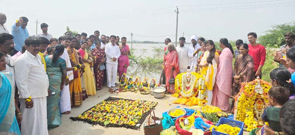 ಕರೇಕಲ್‌ಕೆರೆ ಭರ್ತಿ ಶಾಸಕ ರಘುಮೂರ್ತಿ ಬಾಗಿನ ಅರ್ಪಣೆ