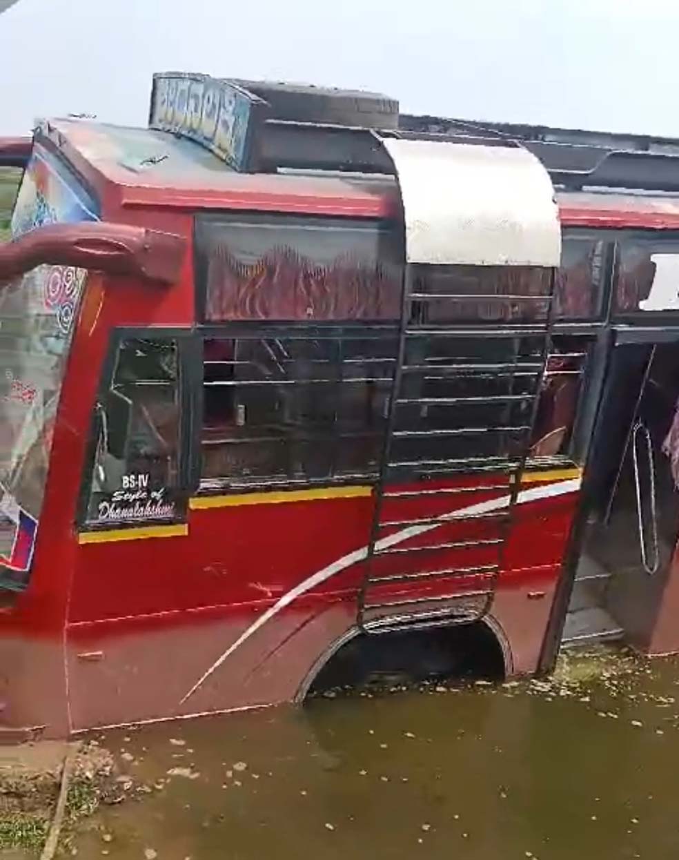 ಭಾರೀ ಮಳೆ, ಕೋಡಿ ರಸ್ತೆಯಲ್ಲಿ ಸಿಲುಕಿದ ಖಾಸಗಿ ಬಸ್: ಜನರ ಪರದಾಟ