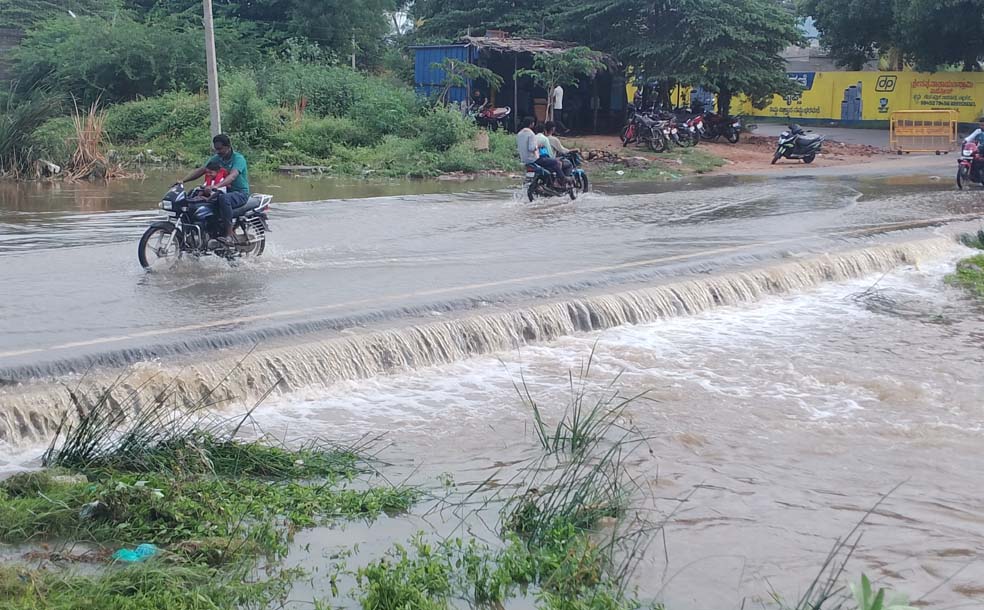 ನಗರಂಗೆರೆ ಕೆರೆಗೆ ಕೋಡಿಭಾಗ್ಯ: ಕಣ್ತುಂಬಿಕೊಳ್ಳುತ್ತಿರುವ ಜನರು