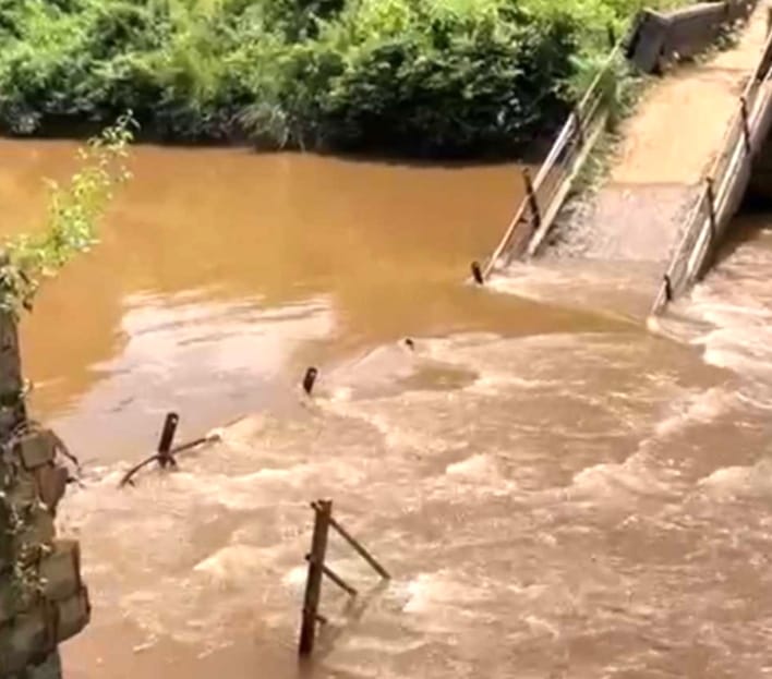 ಧಾರಾಕಾರ ಮಳೆಗೆ ಕುಸಿದ ಸೇತುವೆ