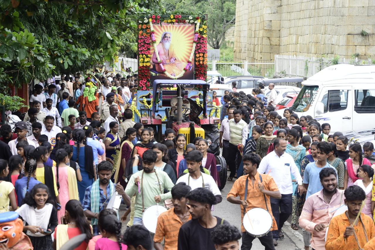 ವಾಲ್ಮೀಕಿ ಜಯಂತಿ: ಅದ್ಧೂರಿ ಮೆರವಣಿಗೆ